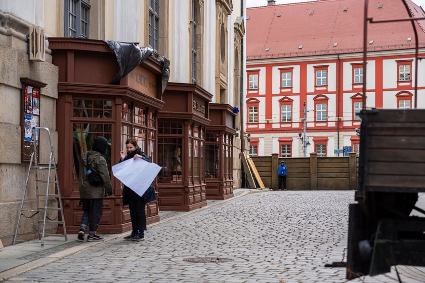 Plan zdjęciowy w okolicach Uniwersytetu Wrocławskiego. - Z uwagi na szczególne tło historyczne serialu (nazistowskie Niemcy lat 30. XX wieku), w przestrzeni miasta powstaną plany scenograficzne, uwzględniające określone znaki i symbole, charakterystyczne dla danego okresu historycznego, których nie należy w żaden sposób interpretować dosłownie – są jedynie dekoracją do filmu - informuje producent filmu